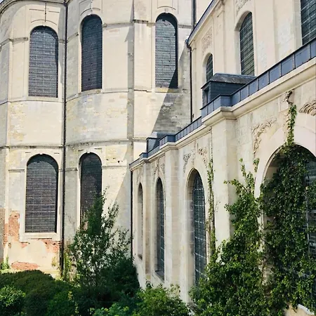 Maison Atypique Au Pied De L'eglise St Gery *